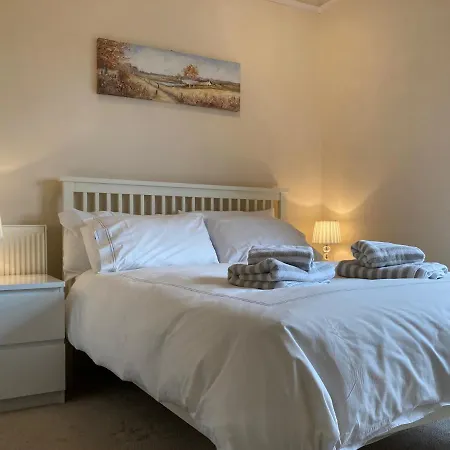 Great Location, Quiet Yet 5 Mins To Centre With Walks From The Door And Parking Daire *